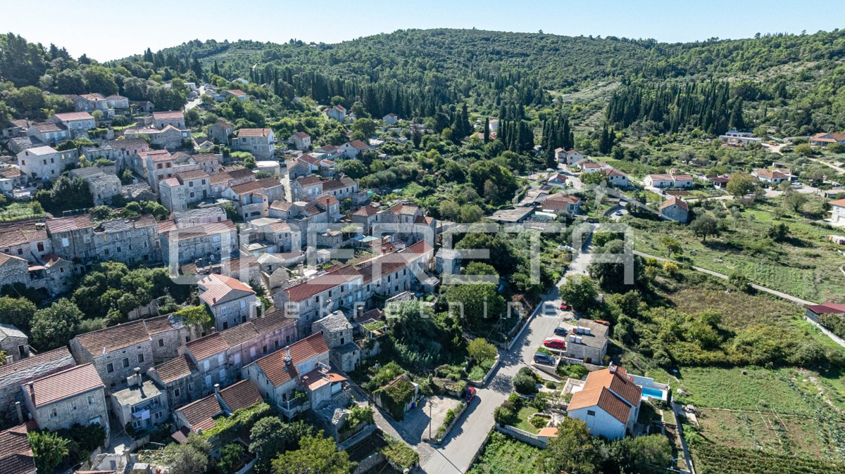 Šarmantne kamnite hiše za obnovo v srcu Žrnova, Korčula