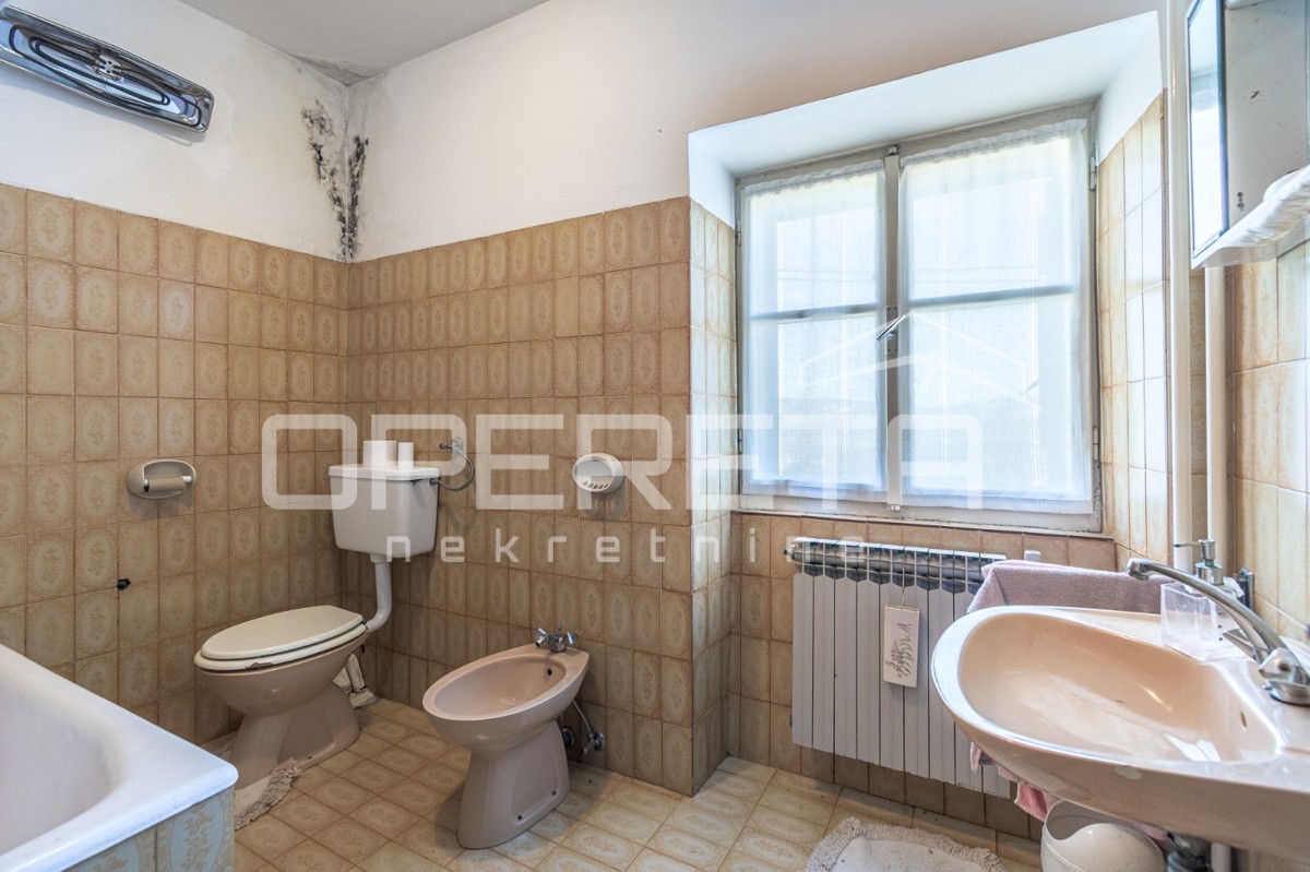 Istra, Pićan - Posestvo s hišo in 4 dodatnimi objekti