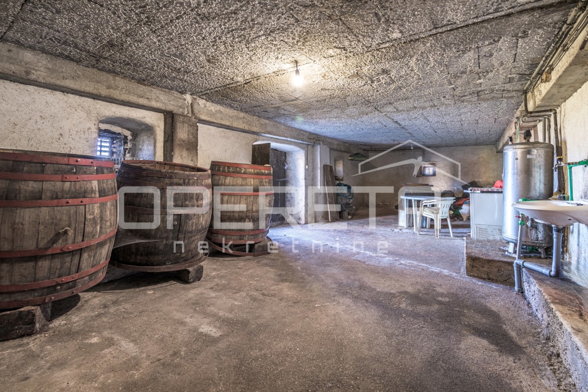 Istra, Pićan - Posestvo s hišo in 4 dodatnimi objekti