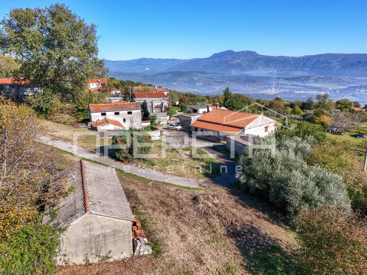 Istra, Pićan - Posestvo s hišo in 4 dodatnimi objekti
