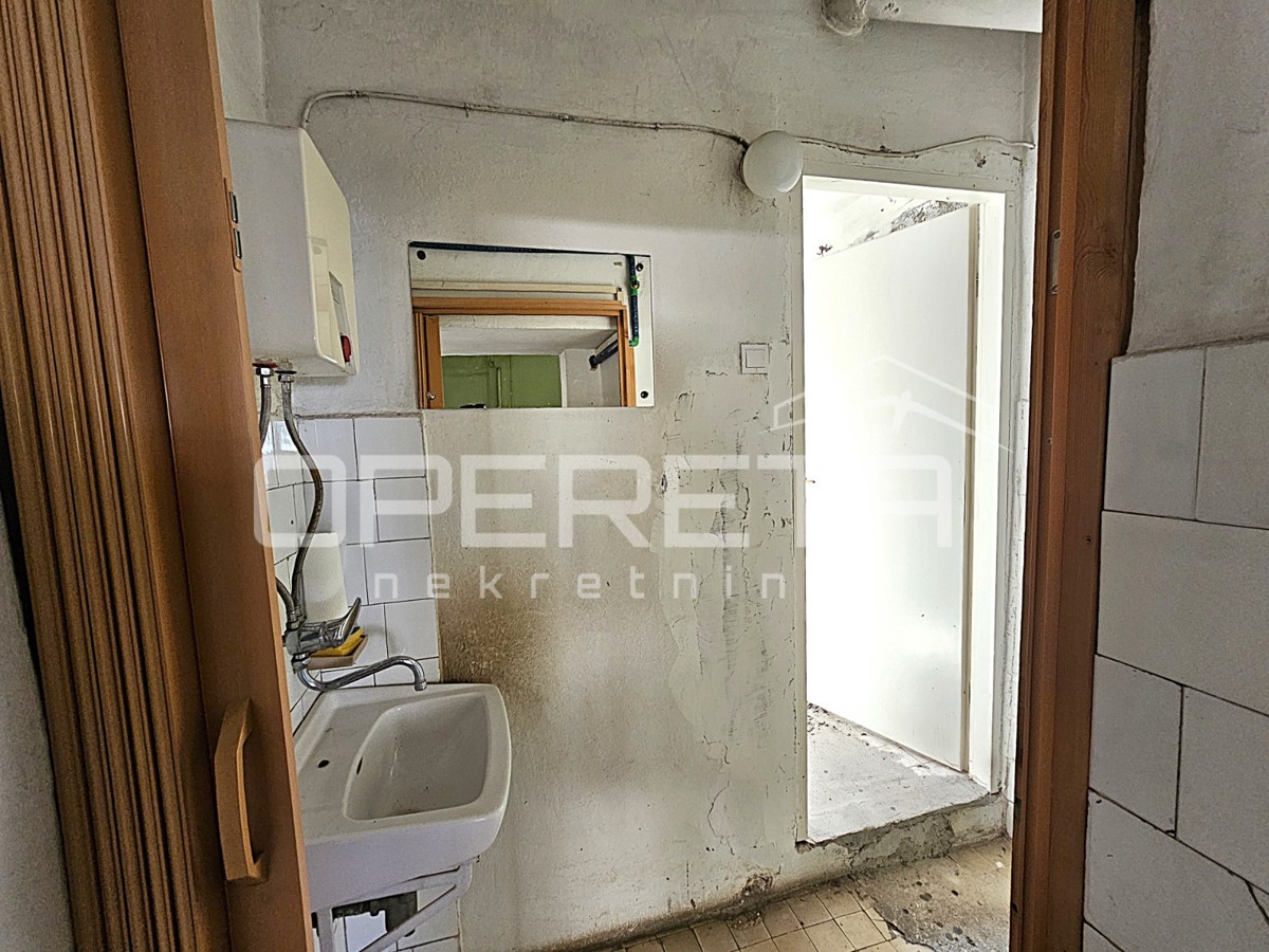 Poslovni prostor na izjemni lokaciji v središču Kaštel Gomilice, 150 m2