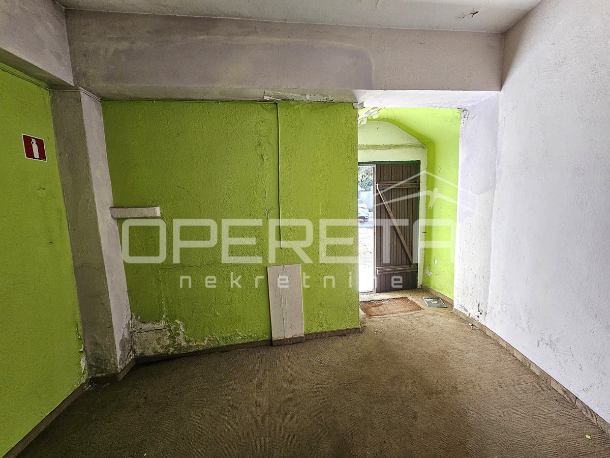 Poslovni prostor na izjemni lokaciji v središču Kaštel Gomilice, 150 m2