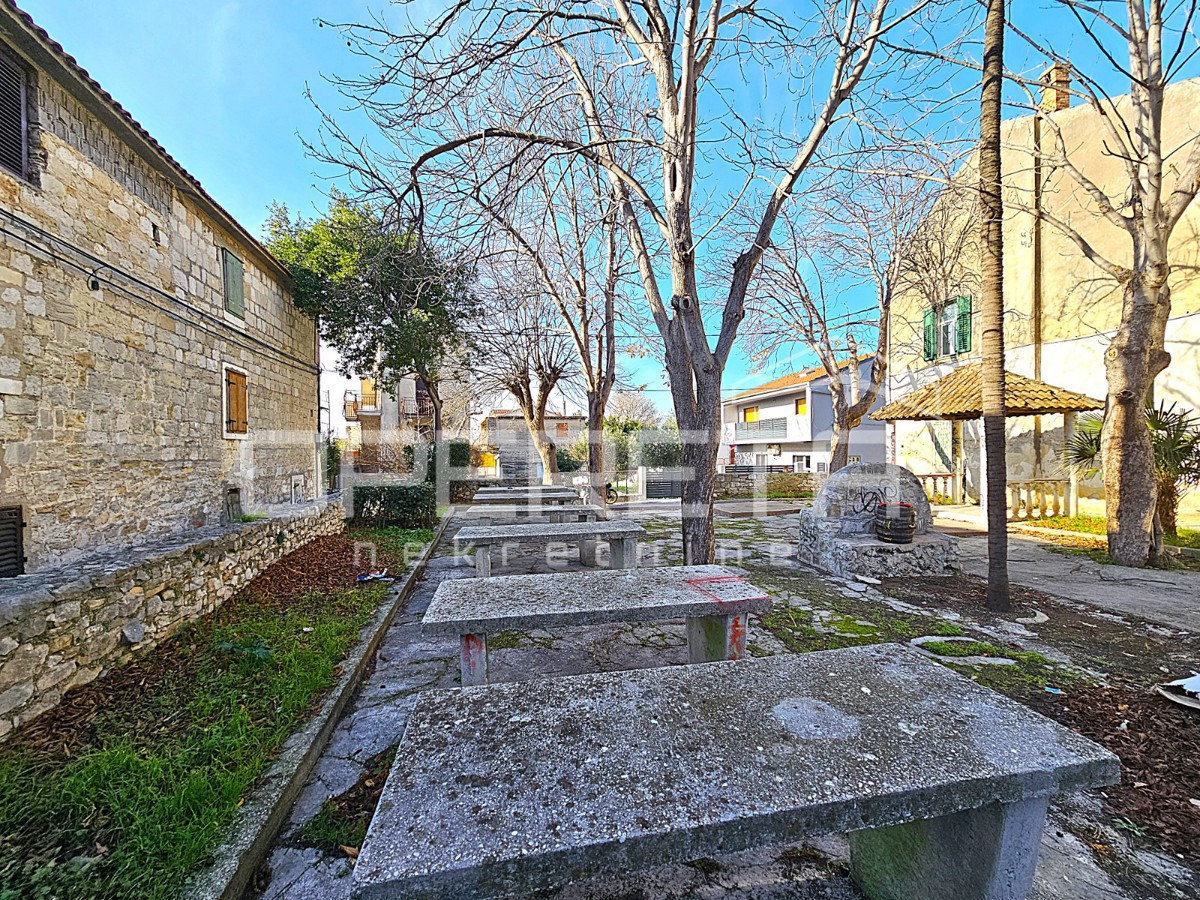 Poslovni prostor na izjemni lokaciji v središču Kaštel Gomilice, 150 m2