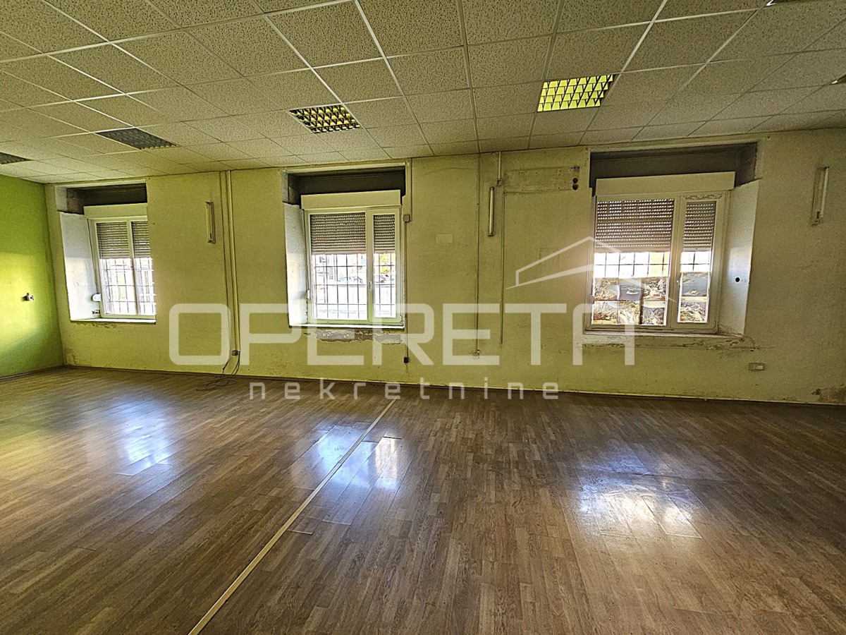 Poslovni prostor na izjemni lokaciji v središču Kaštel Gomilice, 150 m2