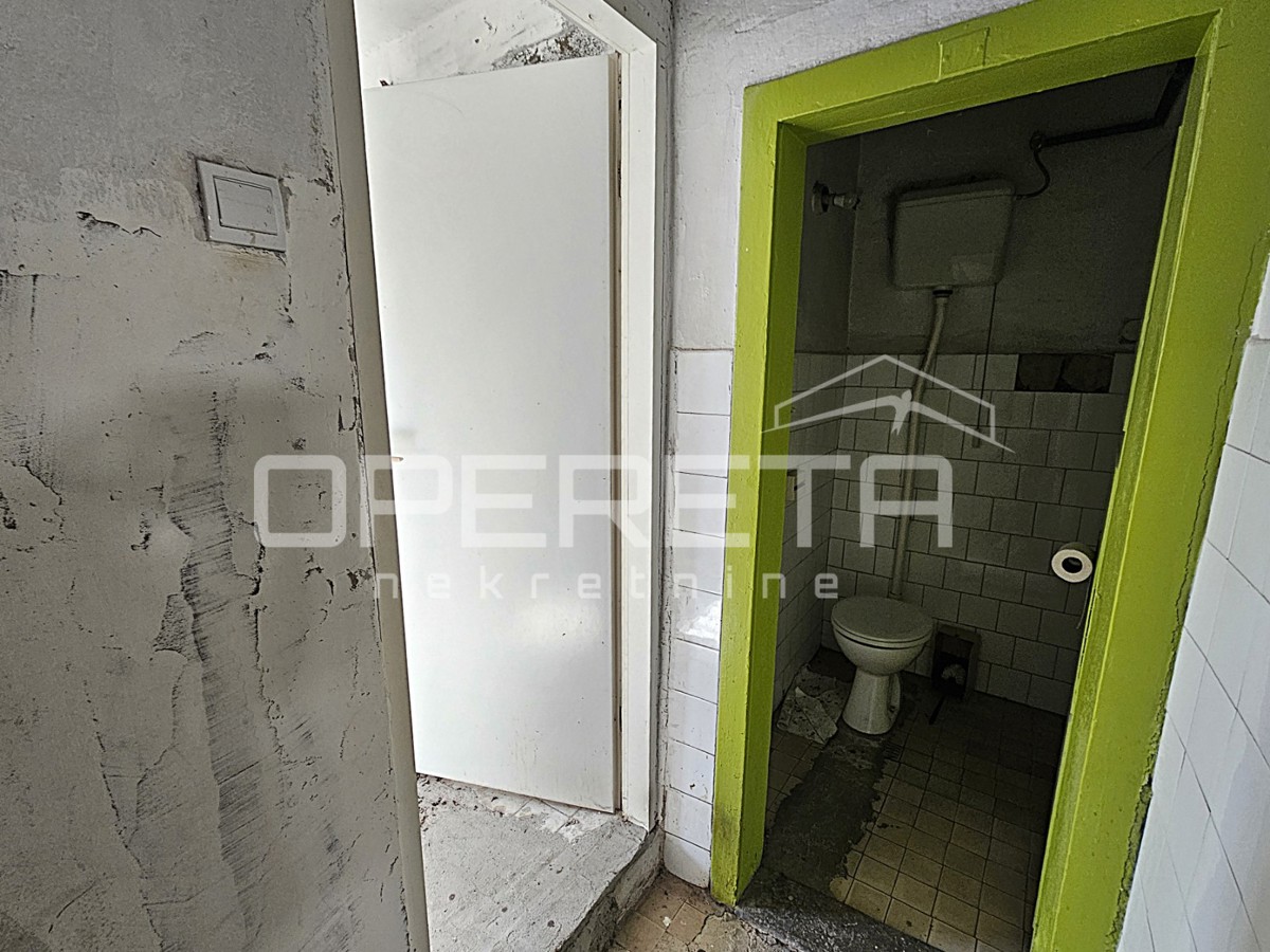 Poslovni prostor na izjemni lokaciji v središču Kaštel Gomilice, 150 m2