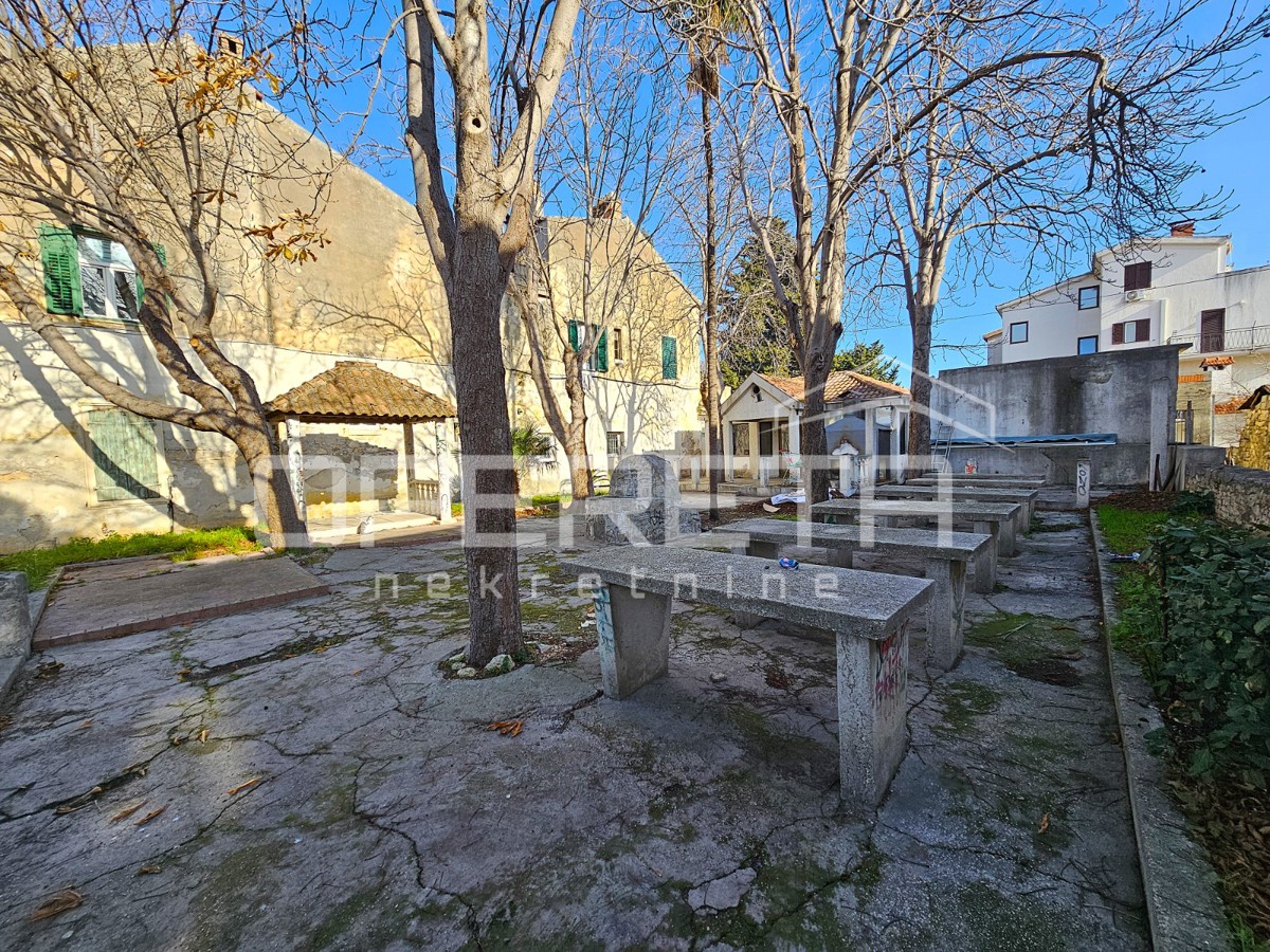 Poslovni prostor na izjemni lokaciji v središču Kaštel Gomilice, 150 m2