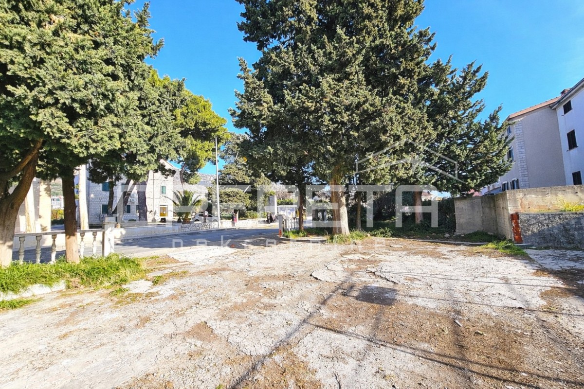 Poslovni prostor na izjemni lokaciji v središču Kaštel Gomilice, 150 m2