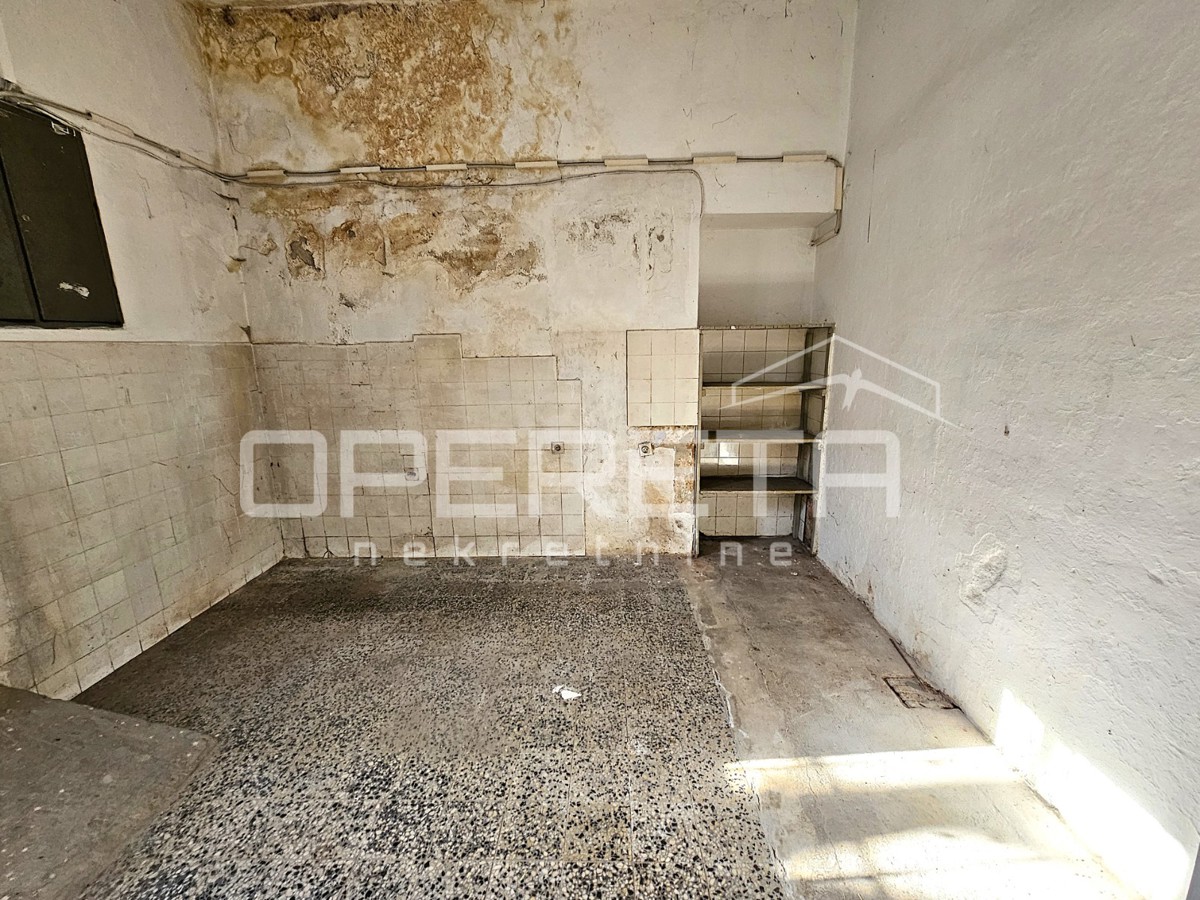 Poslovni prostor na izjemni lokaciji v središču Kaštel Gomilice, 150 m2