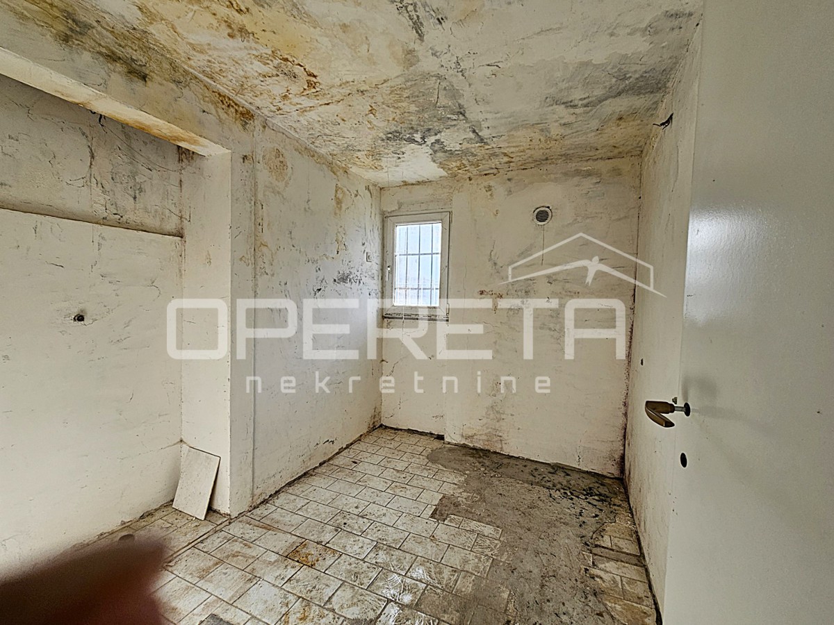 Poslovni prostor na izjemni lokaciji v središču Kaštel Gomilice, 150 m2