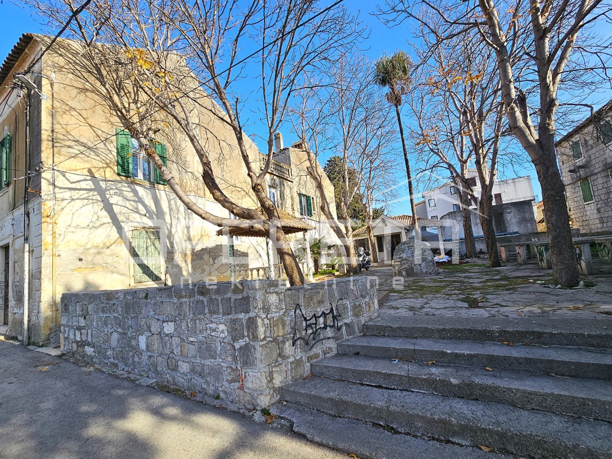 Poslovni prostor na izjemni lokaciji v središču Kaštel Gomilice, 150 m2