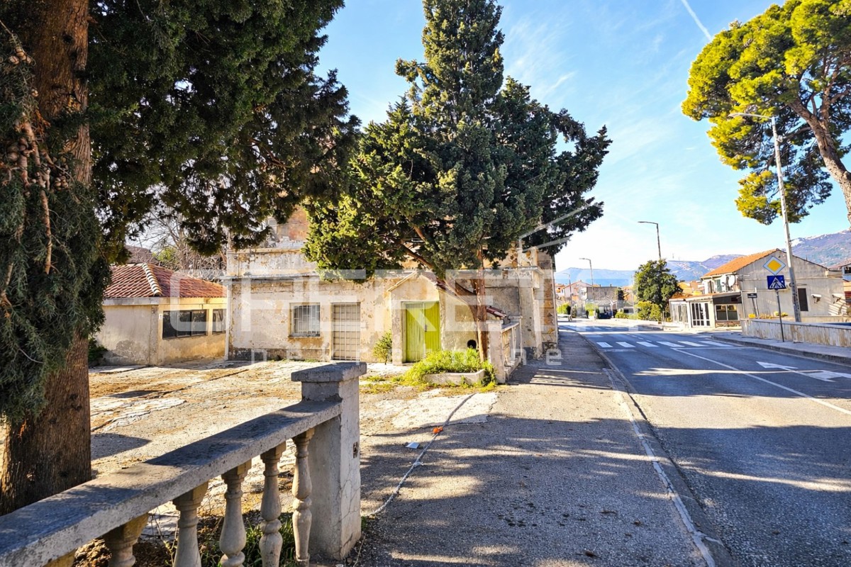 Poslovni prostor na izjemni lokaciji v središču Kaštel Gomilice, 150 m2