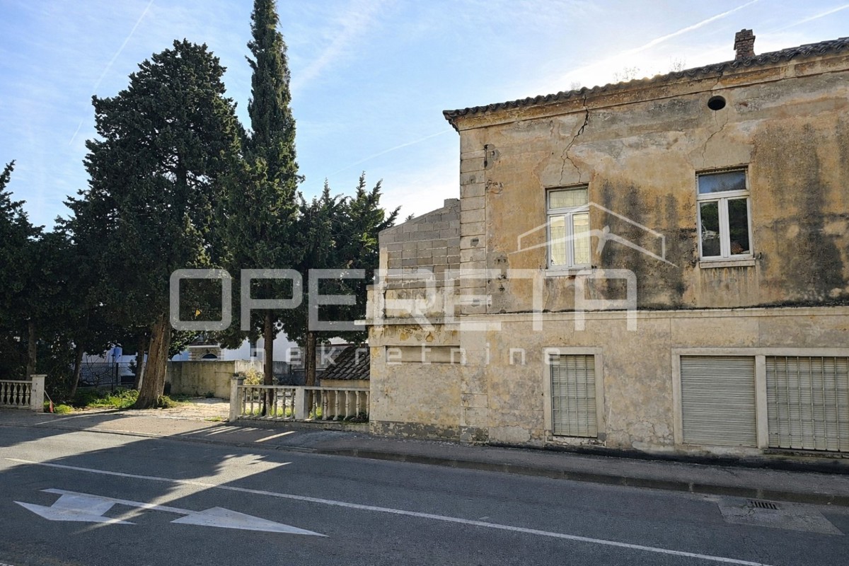 Poslovni prostor na izjemni lokaciji v središču Kaštel Gomilice, 150 m2