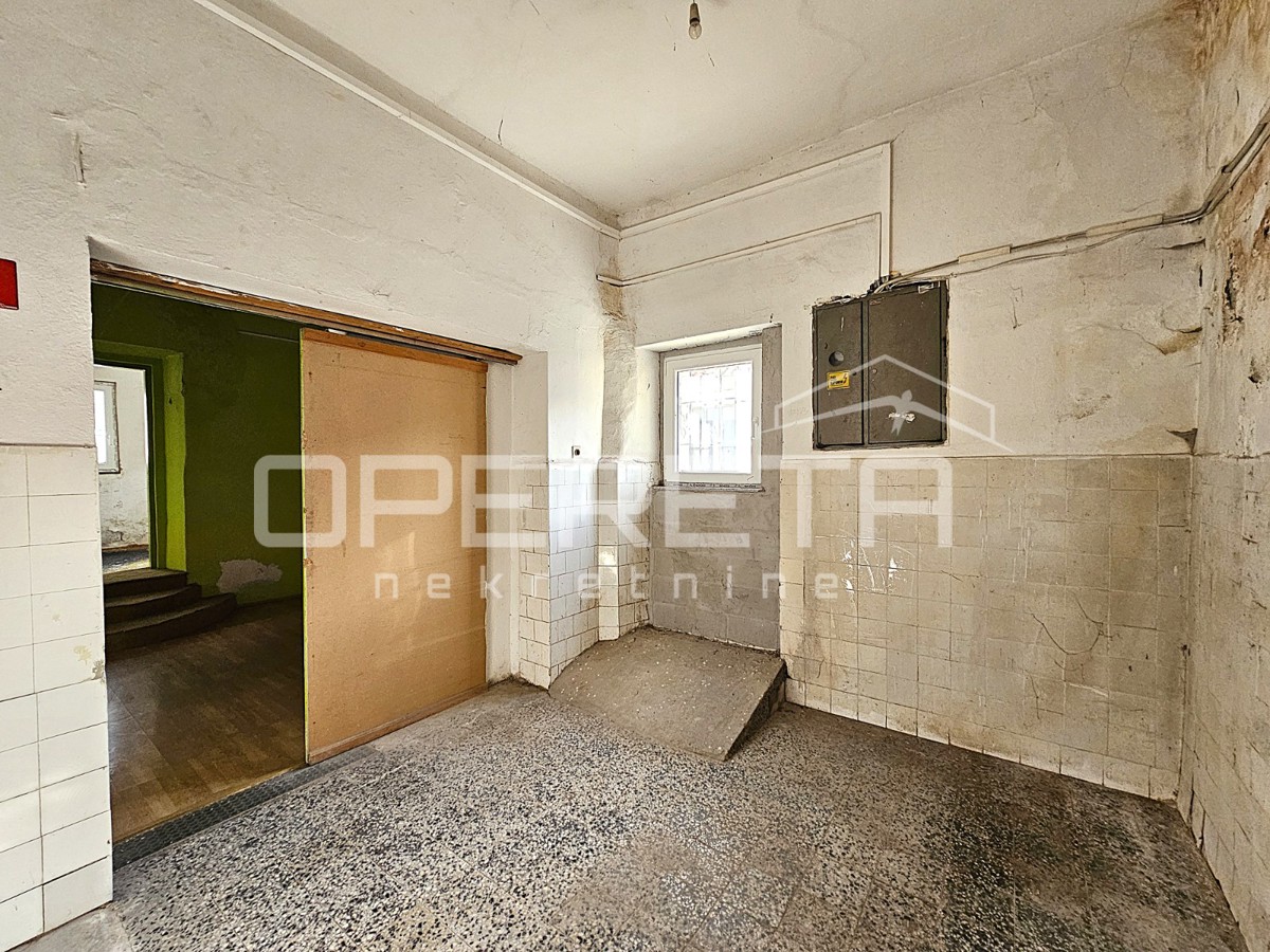 Poslovni prostor na izjemni lokaciji v središču Kaštel Gomilice, 150 m2