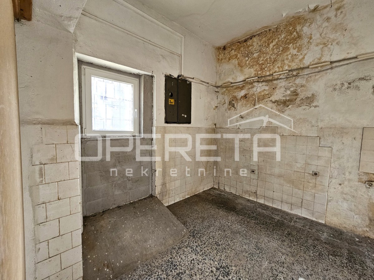 Poslovni prostor na izjemni lokaciji v središču Kaštel Gomilice, 150 m2