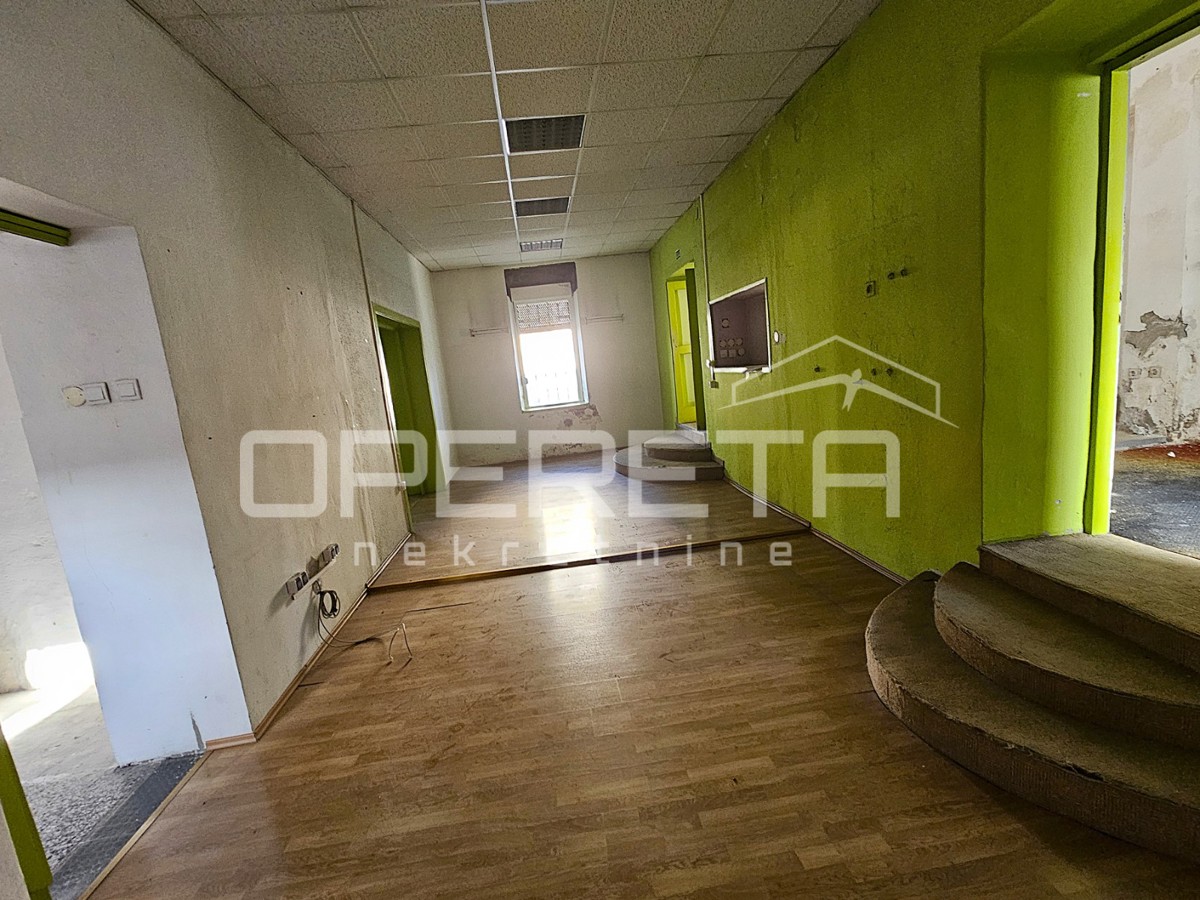 Poslovni prostor na izjemni lokaciji v središču Kaštel Gomilice, 150 m2