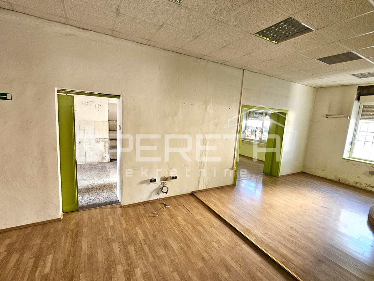 Poslovni prostor na izjemni lokaciji v središču Kaštel Gomilice, 150 m2