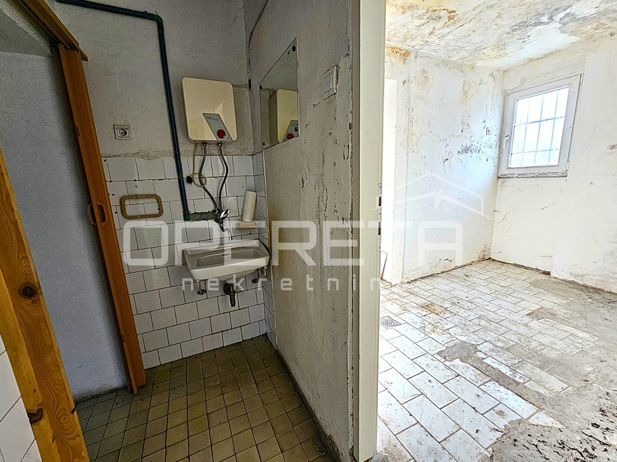 Poslovni prostor na izjemni lokaciji v središču Kaštel Gomilice, 150 m2