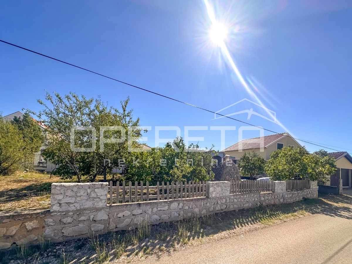 Vikendica z zemljiščem 404 m² v mirnem delu Zatona