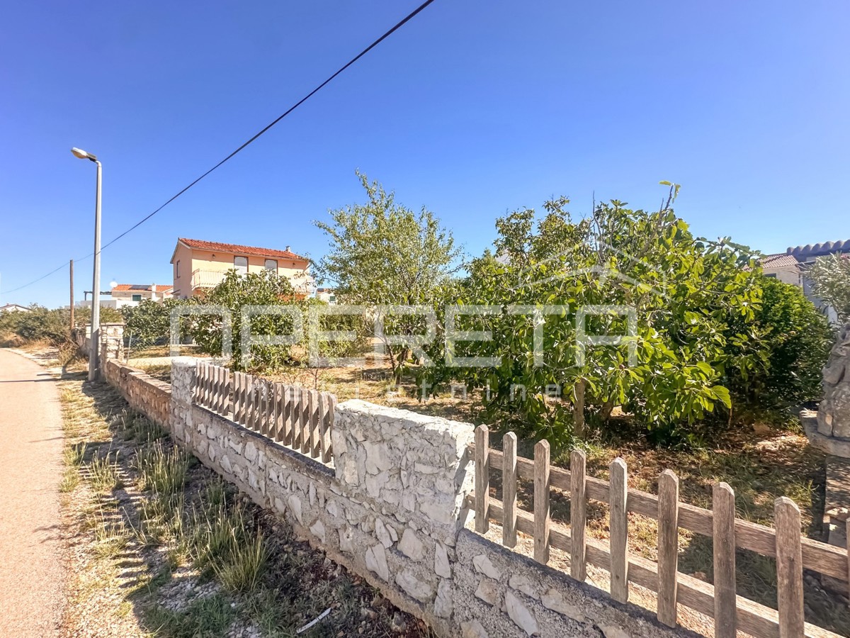 Vikendica z zemljiščem 404 m² v mirnem delu Zatona