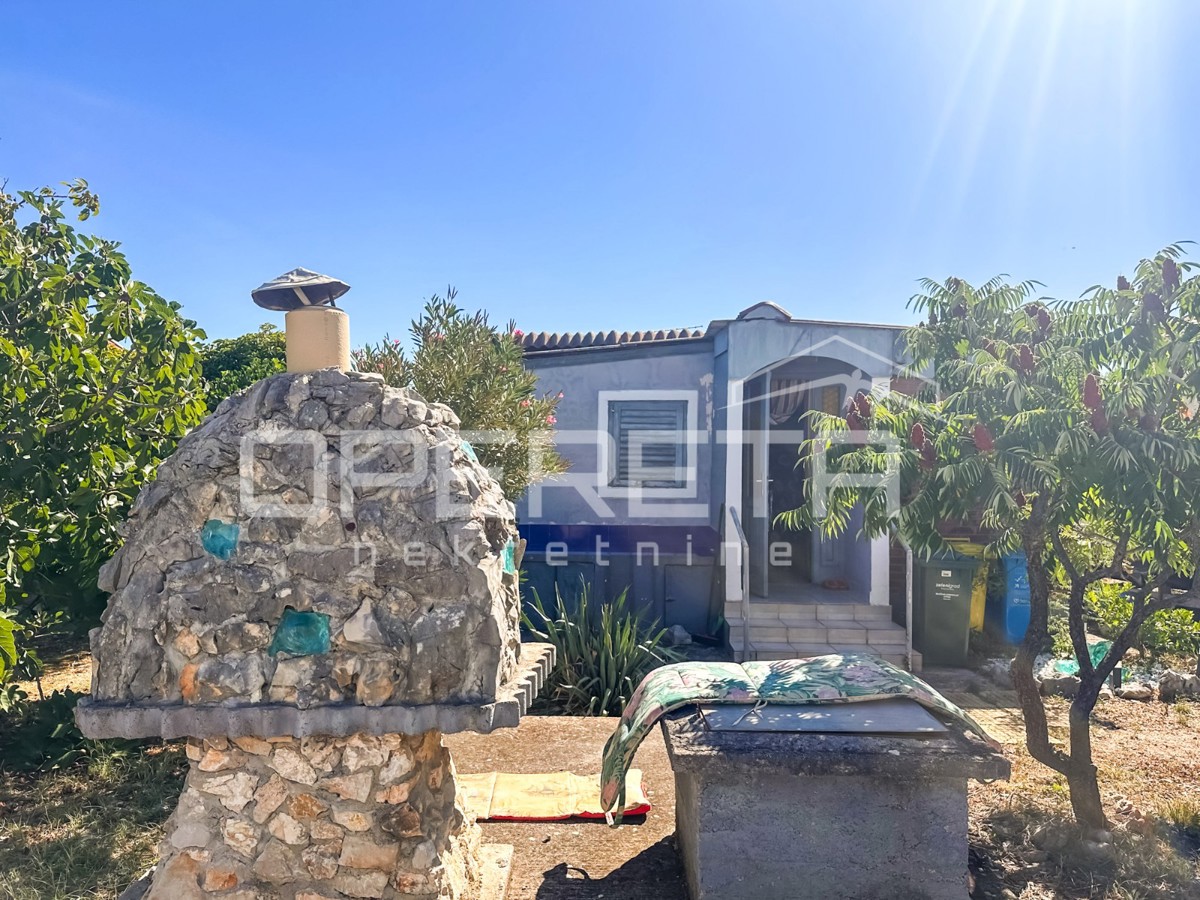 Vikendica z zemljiščem 404 m² v mirnem delu Zatona