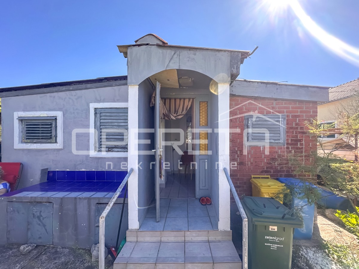 Vikendica z zemljiščem 404 m² v mirnem delu Zatona