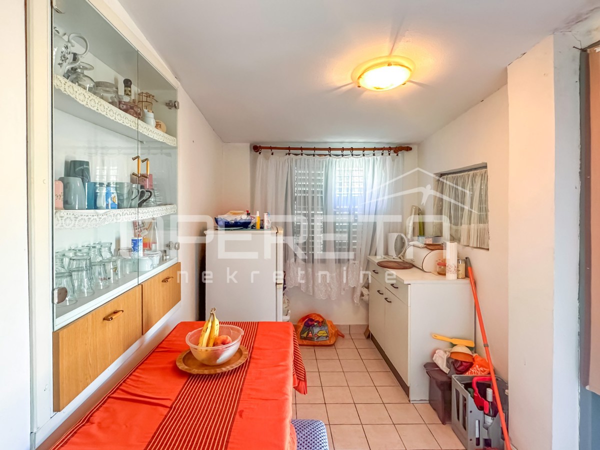 Vikendica z zemljiščem 404 m² v mirnem delu Zatona