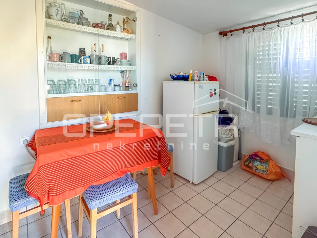 Vikendica z zemljiščem 404 m² v mirnem delu Zatona