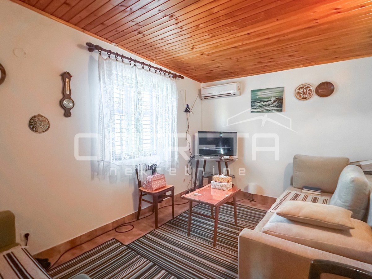 Vikendica z zemljiščem 404 m² v mirnem delu Zatona