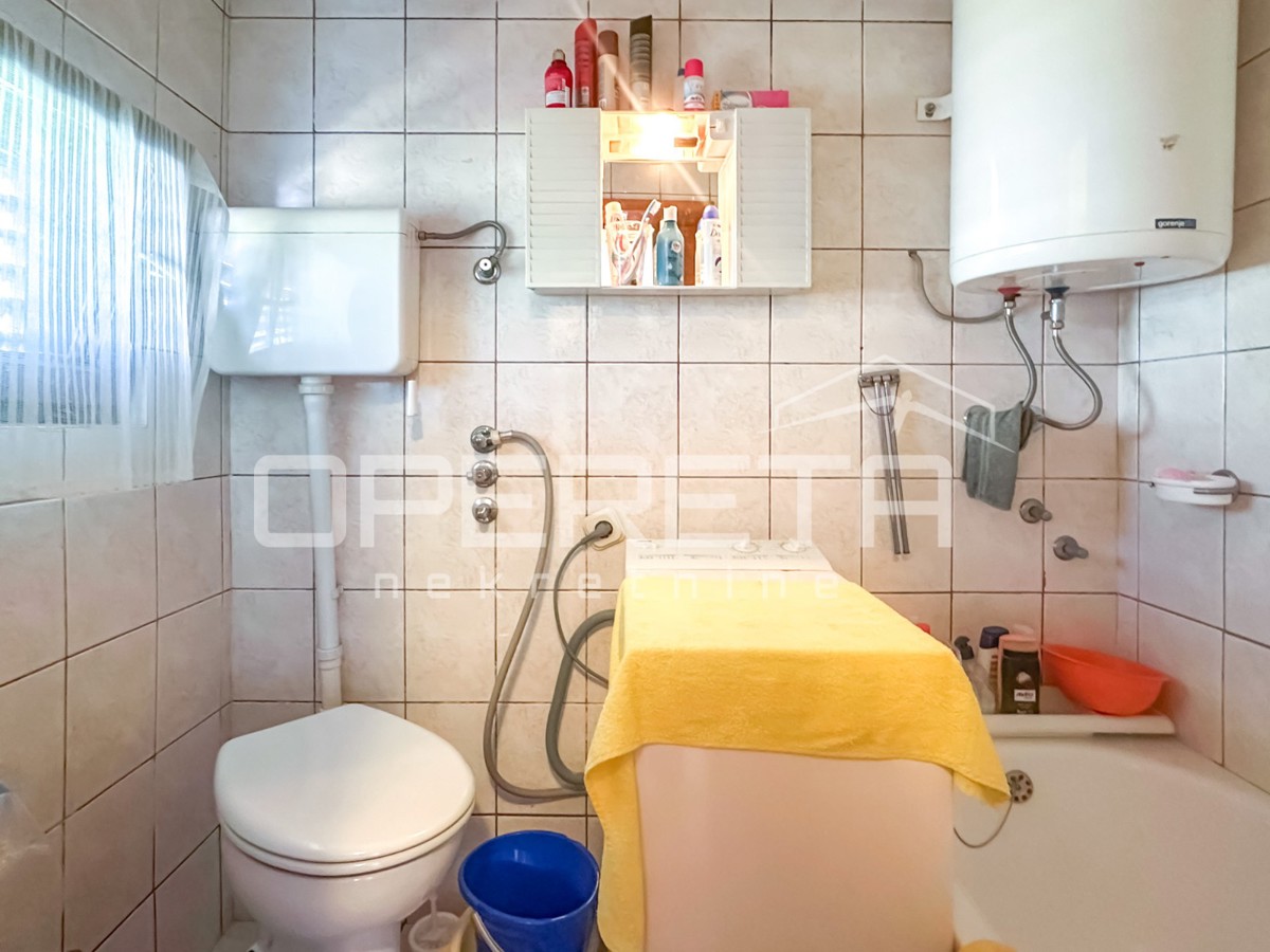 Vikendica z zemljiščem 404 m² v mirnem delu Zatona