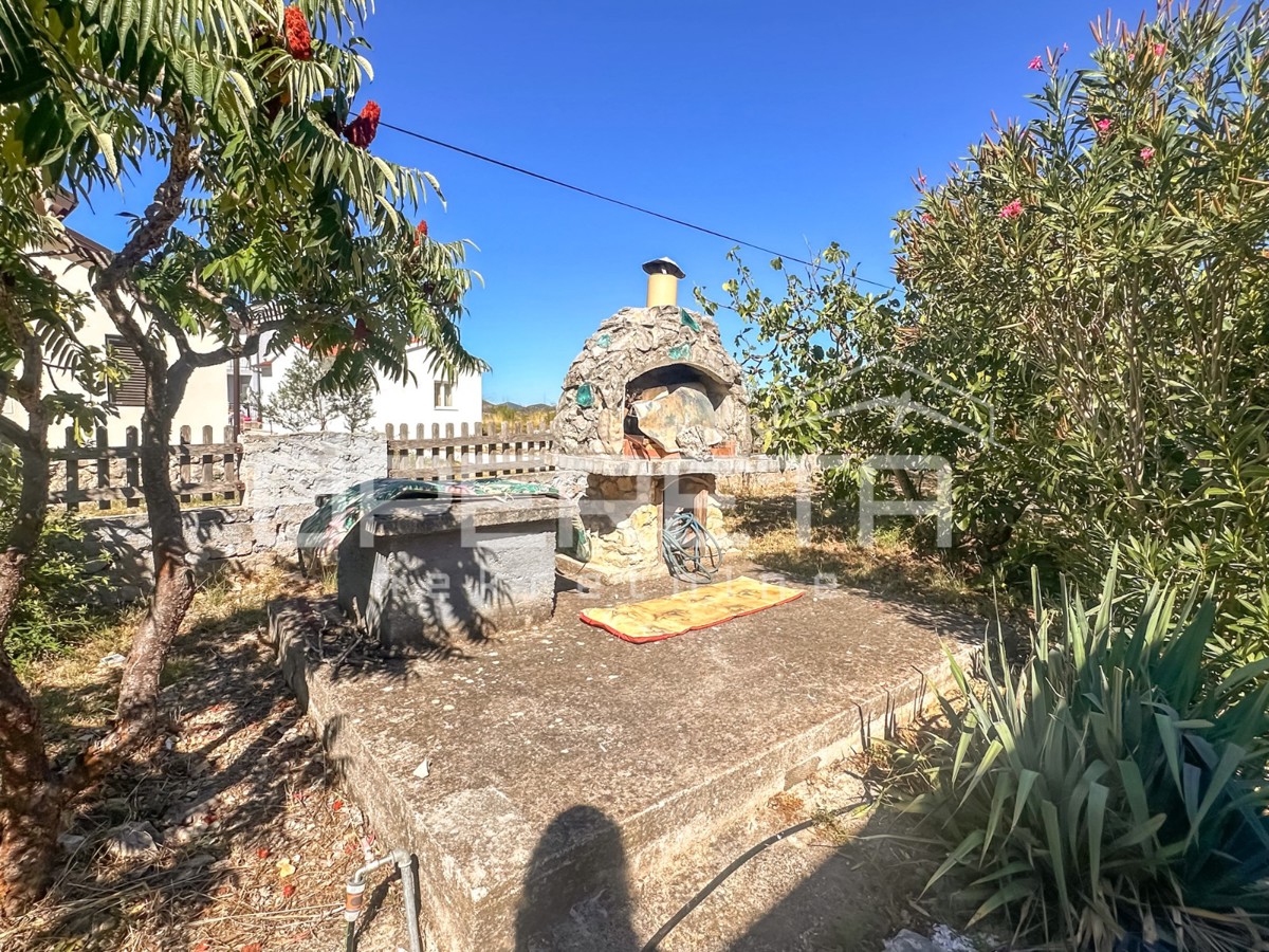 Vikendica z zemljiščem 404 m² v mirnem delu Zatona