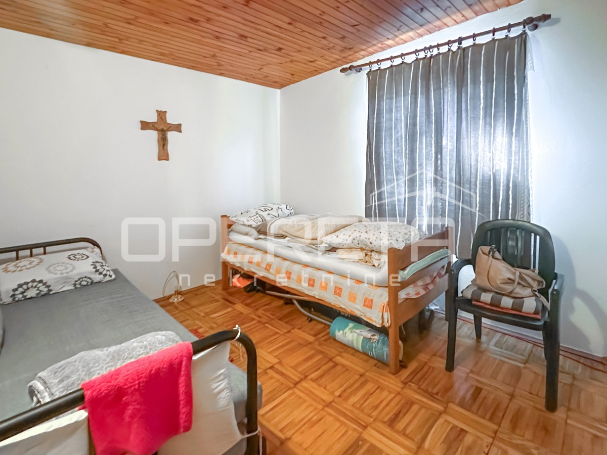 Vikendica z zemljiščem 404 m² v mirnem delu Zatona