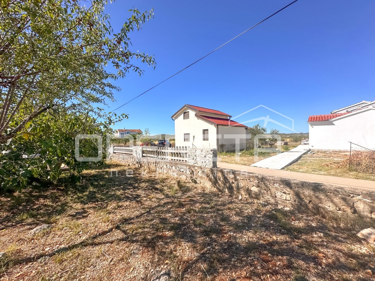 Vikendica z zemljiščem 404 m² v mirnem delu Zatona