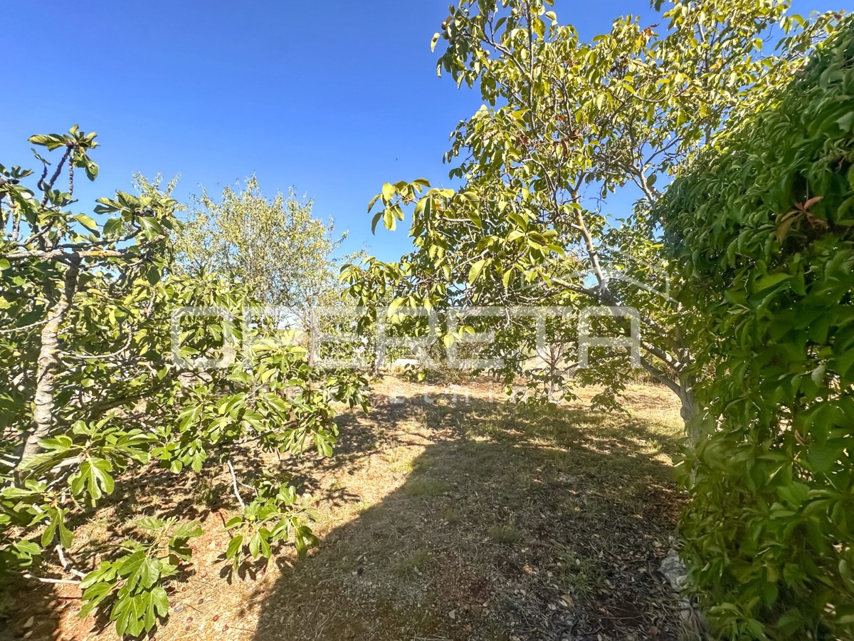 Vikendica z zemljiščem 404 m² v mirnem delu Zatona