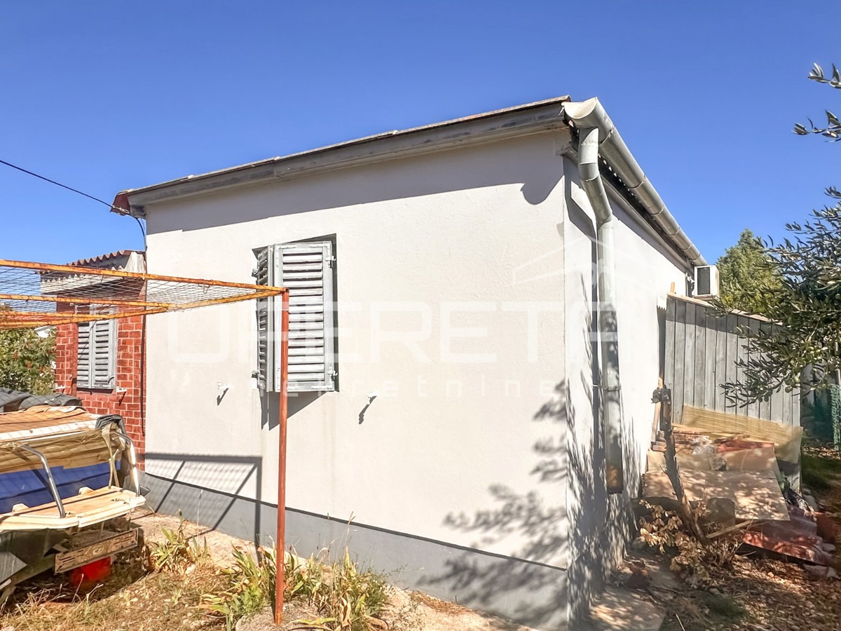 Vikendica z zemljiščem 404 m² v mirnem delu Zatona