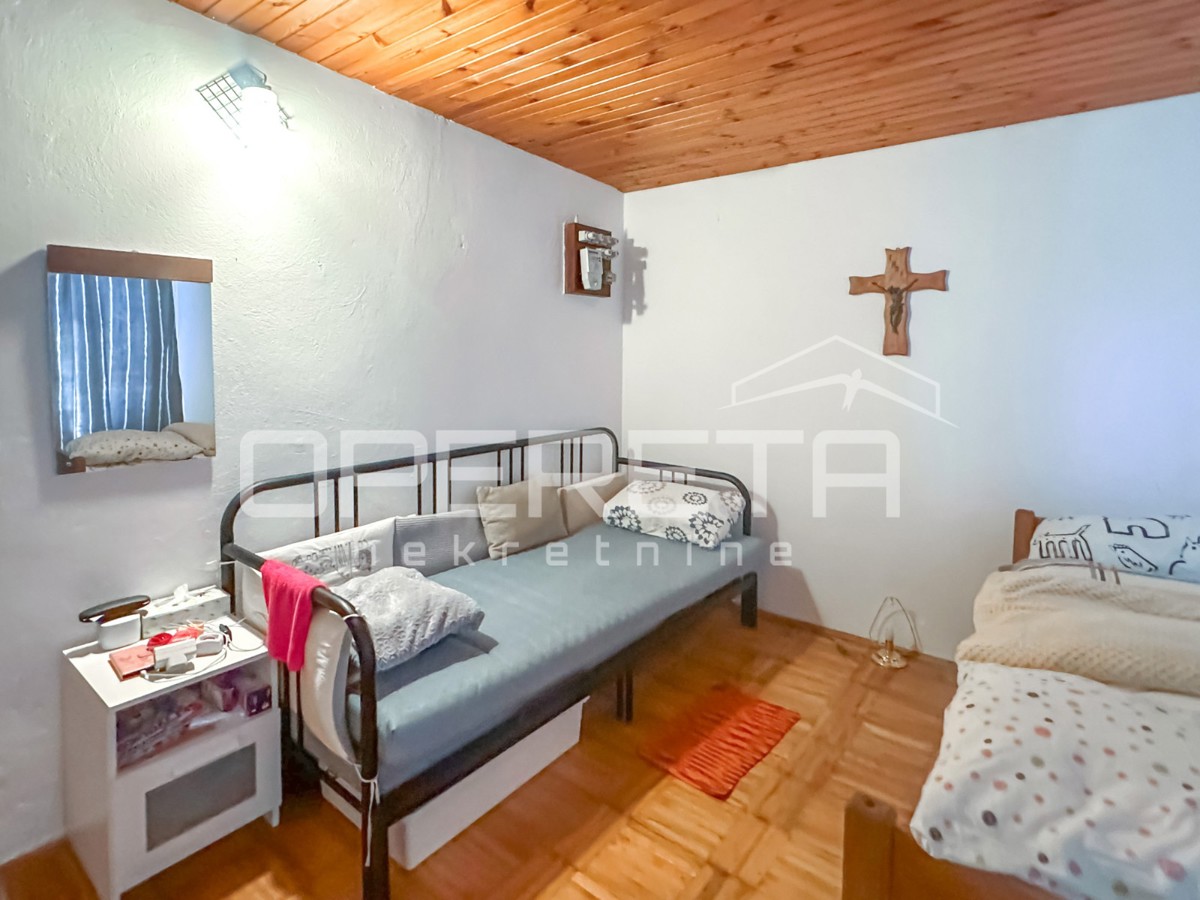 Vikendica z zemljiščem 404 m² v mirnem delu Zatona