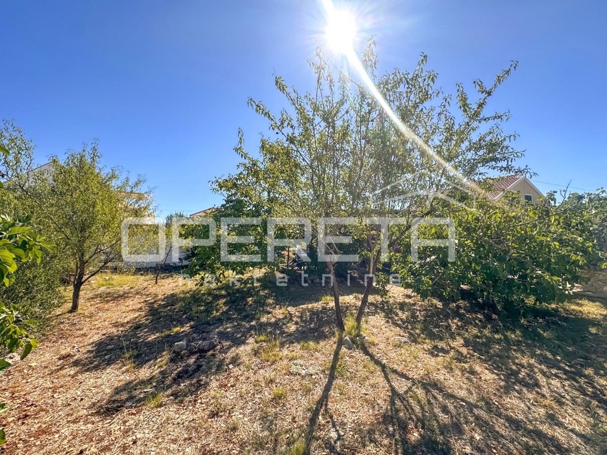 Vikendica z zemljiščem 404 m² v mirnem delu Zatona