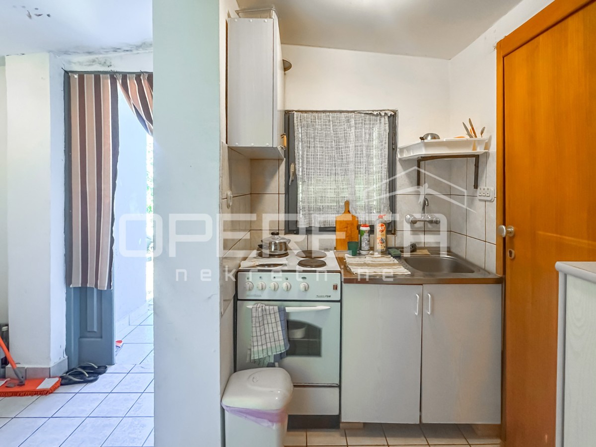 Vikendica z zemljiščem 404 m² v mirnem delu Zatona