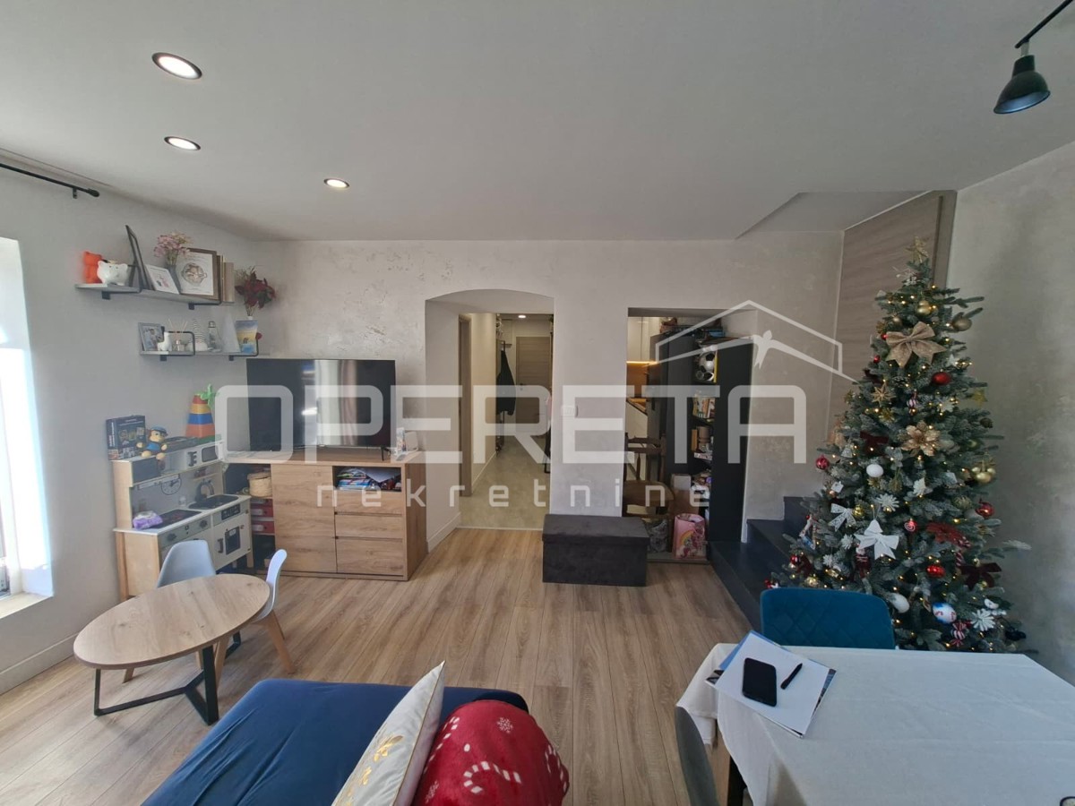 Luksuzno stanovanje v centru mesta, 2 spalnici, balkon