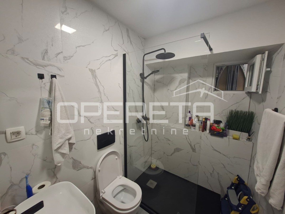 Luksuzno stanovanje v centru mesta, 2 spalnici, balkon