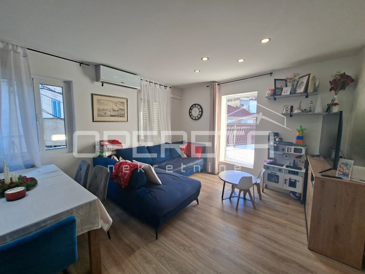 Luksuzno stanovanje v centru mesta, 2 spalnici, balkon