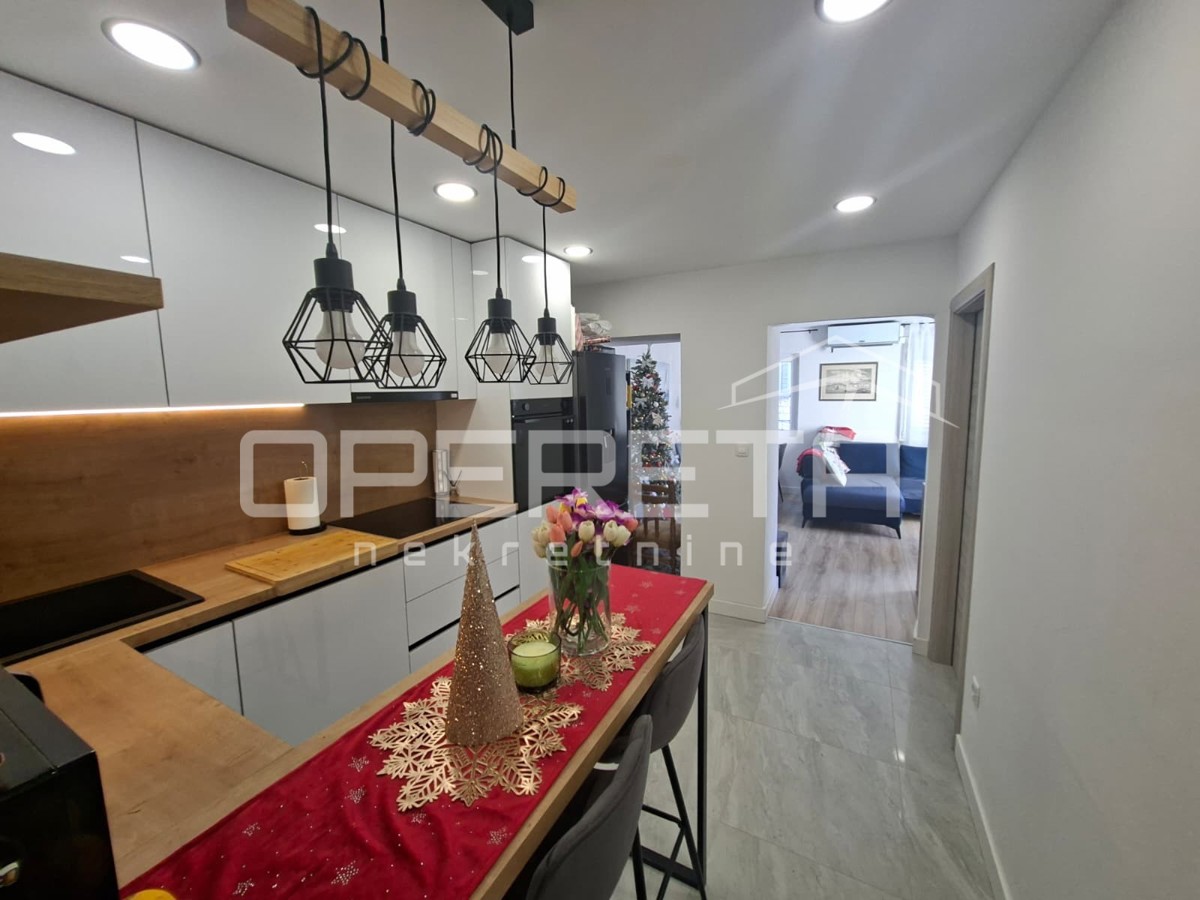 Luksuzno stanovanje v centru mesta, 2 spalnici, balkon