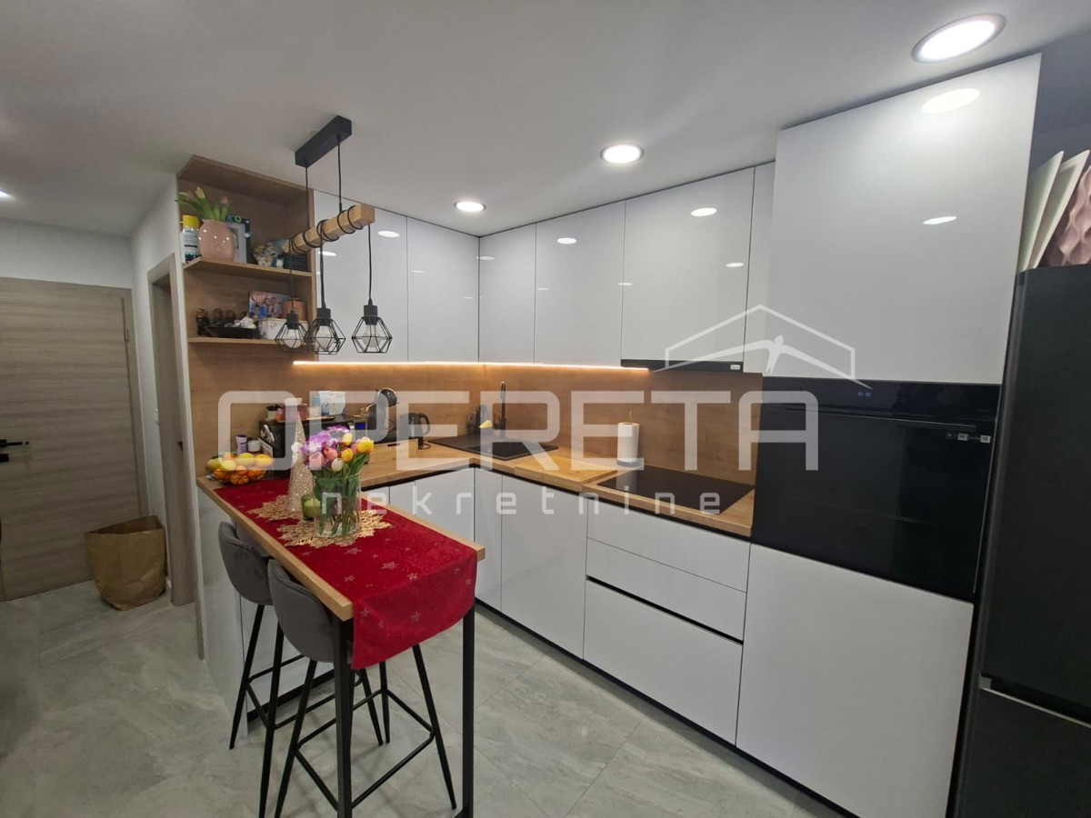 Luksuzno stanovanje v centru mesta, 2 spalnici, balkon