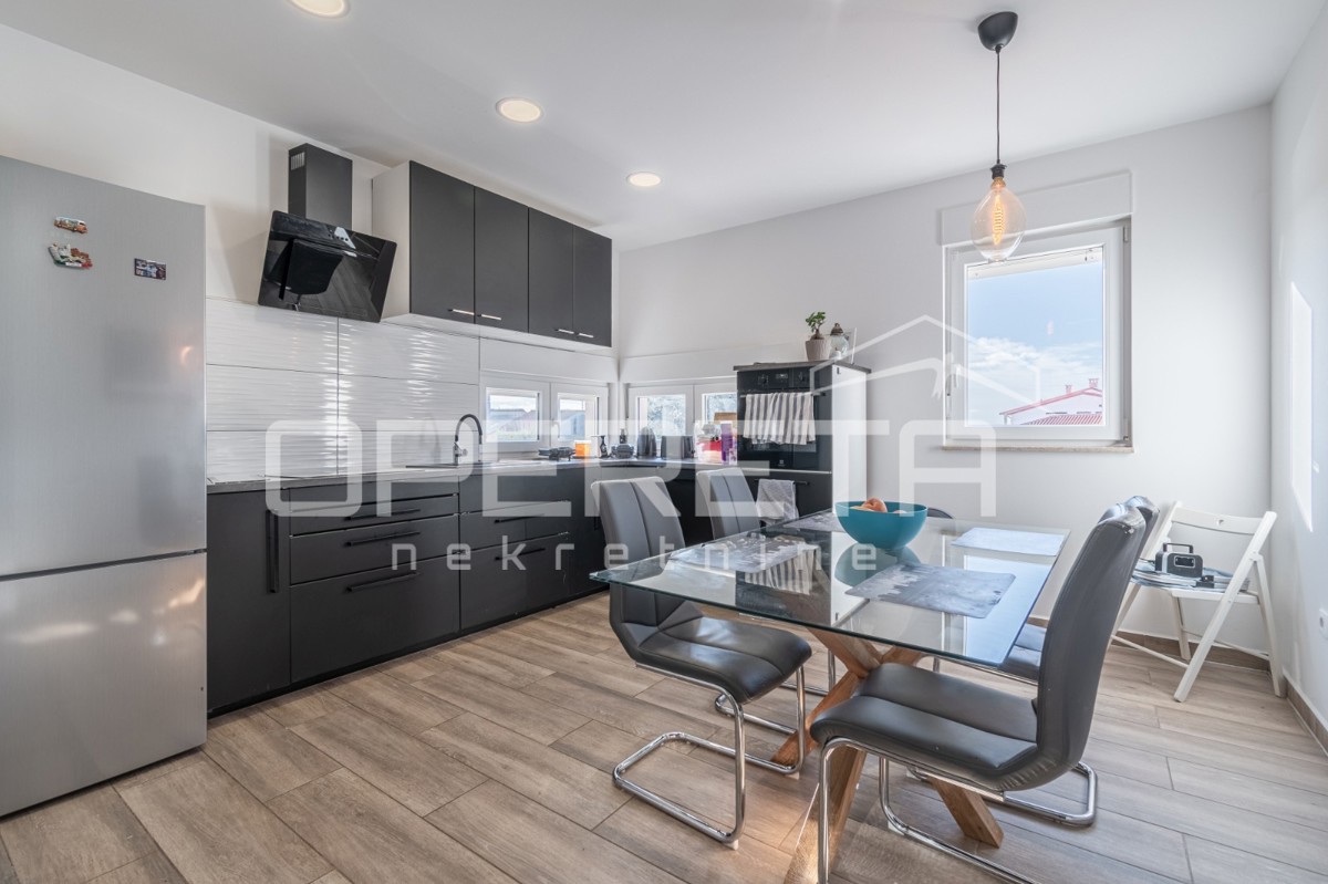 Galižana, pritličje 130 m2 z dvema stanovanjema