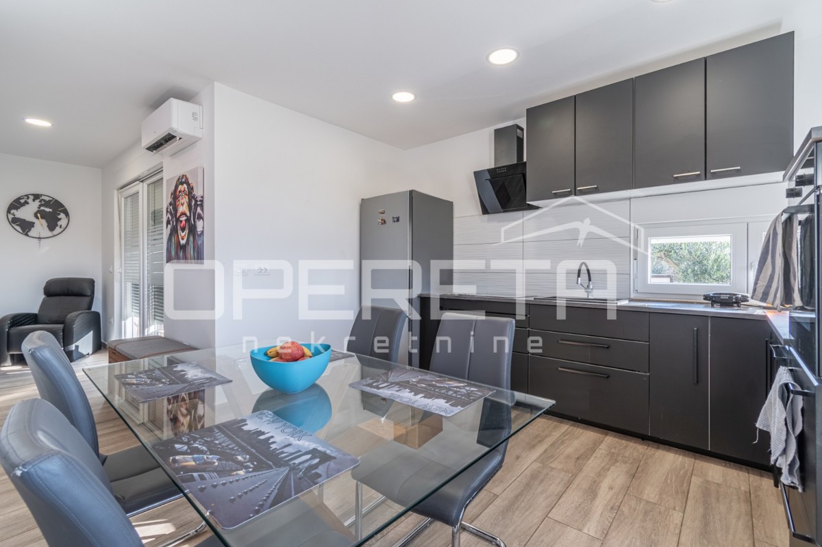 Galižana, pritličje 130 m2 z dvema stanovanjema