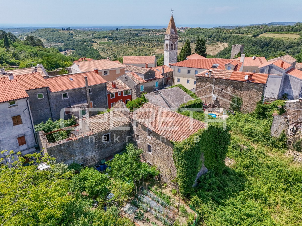Istra, Momjan - gradbeno zemljišče z ruševino