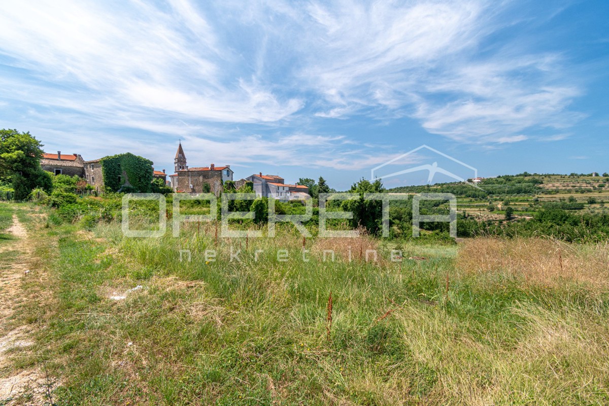 Istra, Momjan - gradbeno zemljišče z ruševino