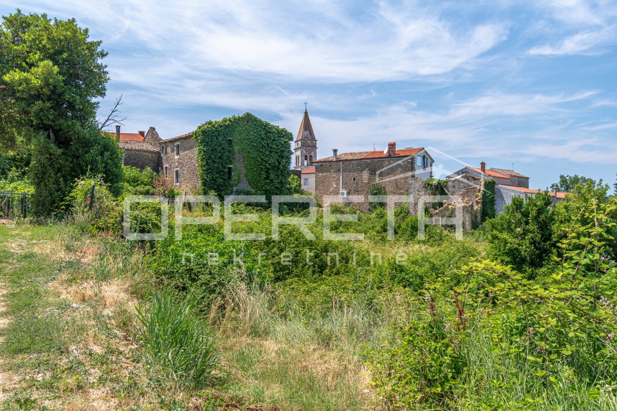 Istra, Momjan - gradbeno zemljišče z ruševino