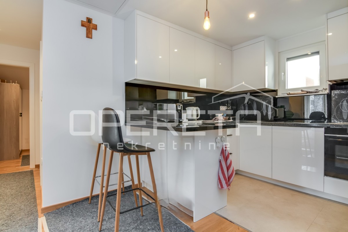 PRODAJA, HIŠA S 3 STANOVI IN 1 APARTMAJEM, MAKSIMIR, OBOJSKI GAJ.