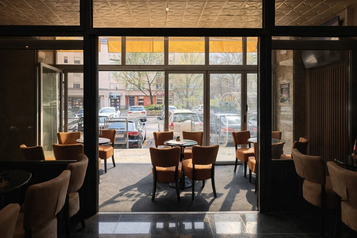 Kavarna v Trnju pripravljena za obratovanje – odlična mikrolokacija in terasa