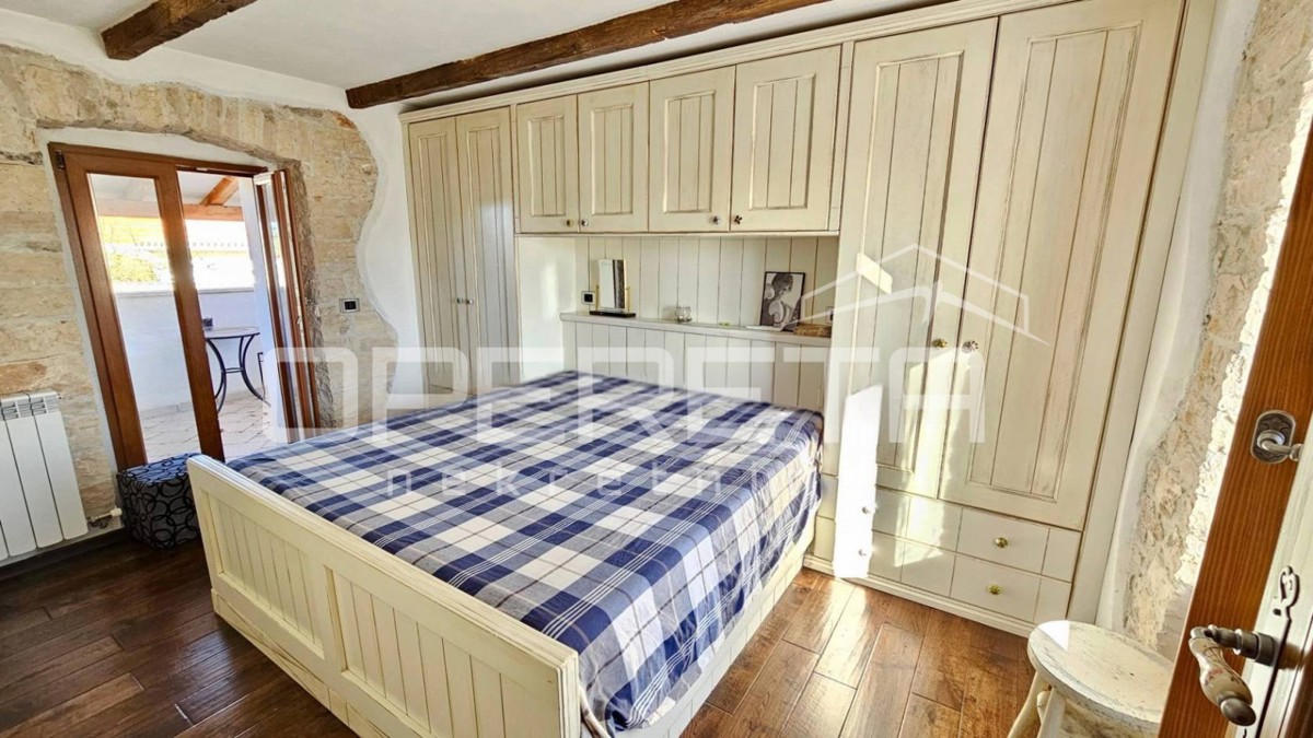 Poreč okolica - Samostojna kamnita hiša z velikim vrtom blizu morja